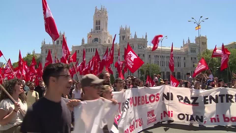 Video: Madrid: Tausende Personen demonstrieren gegen Nato-Gipfel Video: Madrid: Tausende Personen demonstrieren gegen Nato-Gipfel