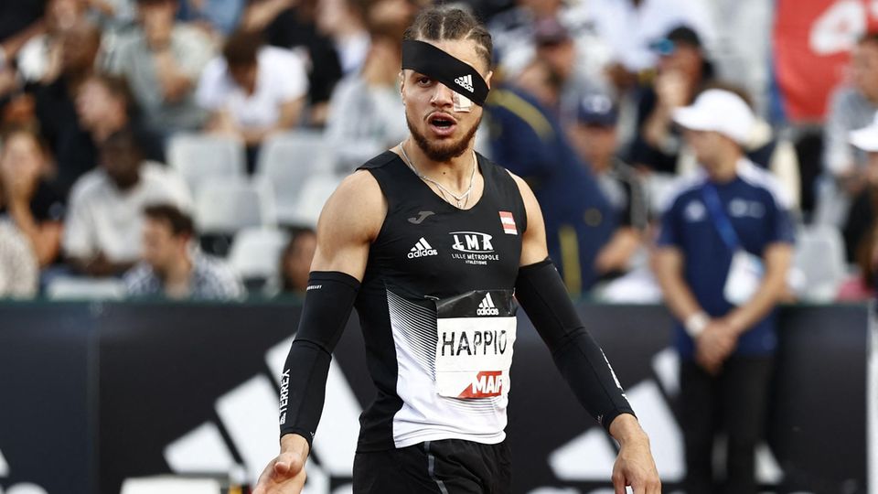 Der Sprinter Wilfried Happio hat ein Pflaster am verletzten Auge und sein Stirnband über sein Auge gezogen