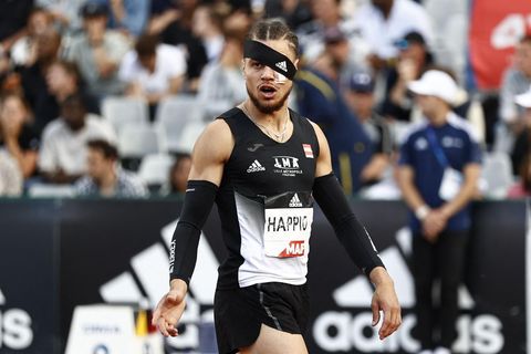 Der Sprinter Wilfried Happio hat ein Pflaster am verletzten Auge und sein Stirnband über sein Auge gezogen