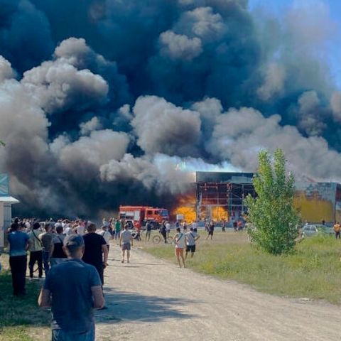 Kriegsverbrechen in Ukraine: Russische Raketen treffen belebtes Einkaufszentrum – Selenskyj: Angriff kurz nach G7-Schalte kein Zufall