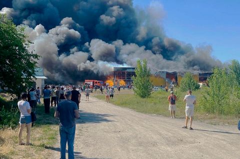 Kriegsverbrechen in Ukraine: Russische Raketen treffen belebtes Einkaufszentrum – Selenskyj: Angriff kurz nach G7-Schalte kein Zufall