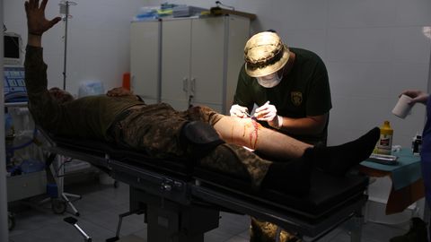 Doktor Nikita Kozelskiy behandelt die Splitterwunden eines ukrainischen Soldaten.