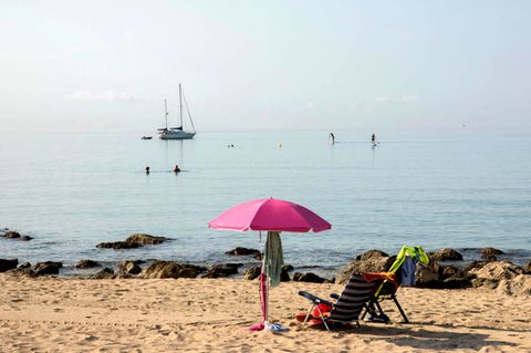 Spanien und Portugal  In den bei den Deutschen sehr beliebten Urlaubsländern ist die Corona-Lage weiterhin sehr entspannt. Die Infektionszahlen sind deutlich niedriger als in Deutschland. In Portugal lag die Zahl der Neuansteckungen pro 100.000 Einwohner und sieben Tage zuletzt um die 40, in Spanien betrug die Inzidenz sogar nur rund 20. In Deutschland war der Wert am Mittwoch mit gut 80 rund vier Mal so hoch wie in Spanien. Die Impfquoten sind zudem in beiden Ländern mit die höchsten in Europa und auch weltweit.      Im Zuge der positiven Entwicklung sind inzwischen auf der Iberischen Halbinsel fast alle Corona-Beschränkungen weggefallen. Einige Regeln müssen aber noch beachtet werden: In Spanien besteht in der Öffentlichkeit in Innenräumen und in Bussen und Bahnen weiter Maskenpflicht. Im Freien nur, wenn ein Mindestabstand von 1,5 Metern nicht eingehalten werden kann. In Portugal muss man den Mund- und Nasenschutz nur noch in öffentlichen Verkehrsmitteln, in Altersheimen, Krankenhäusern sowie in Theatern, Kinos und großen Einkaufszentren tragen. Im Freien darf die Maske abgesetzt werden.      Auch das Nachtleben ist weitgehend von Beschränkungen befreit. Für Bars, Clubs und Diskos gilt in beiden Ländern die 3G-Regel. Eintritt erhält nur, wer geimpft, genesen oder getestet ist. Zur Einreise auf dem Luft- oder Seeweg muss unterdessen weiterhin eine digitale Reiseanmeldung ausgefüllt werden. Und alle Touristen, die älter als zwölf sind, müssen einen Impf- oder Genesenennachweis vorlegen. Wer den nicht hat, ist verpflichtet, einen negativen PCR- oder Antigen-Test vorzuweisen.