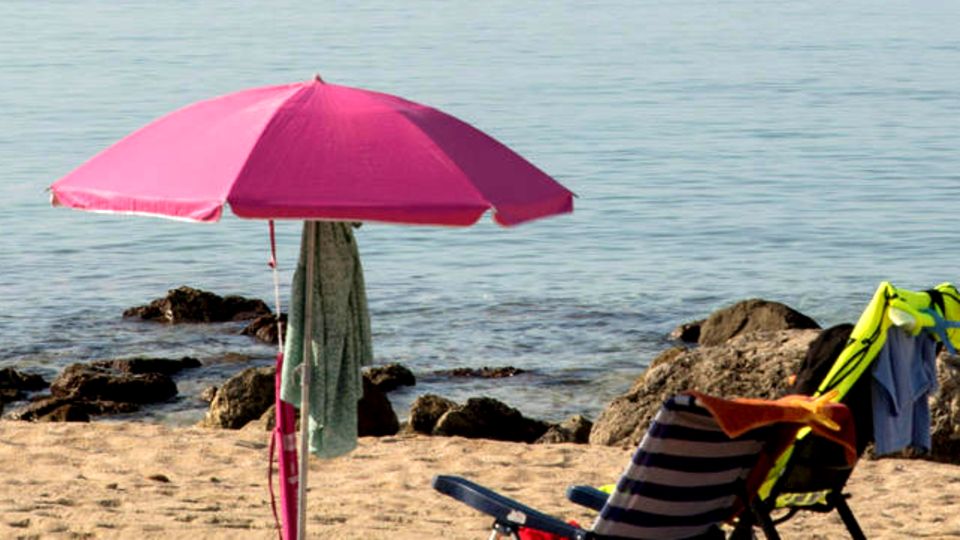 Günstige Preise: Spanien und Portugal In den bei den Deutschen sehr beliebten Urlaubsländern ist die Corona-Lage weiterhin sehr entspannt. Die Infektionszahlen sind deutlich niedriger als in Deutschland. In Portugal lag die Zahl der Neuansteckungen pro 100.000 Einwohner und sieben Tage zuletzt um die 40, in Spanien betrug die Inzidenz sogar nur rund 20. In Deutschland war der Wert am Mittwoch mit gut 80 rund vier Mal so hoch wie in Spanien. Die Impfquoten sind zudem in beiden Ländern mit die höchsten in Europa und auch weltweit. Im Zuge der positiven Entwicklung sind inzwischen auf der Iberischen Halbinsel fast alle Corona-Beschränkungen weggefallen. Einige Regeln müssen aber noch beachtet werden: In Spanien besteht in der Öffentlichkeit in Innenräumen und in Bussen und Bahnen weiter Maskenpflicht. Im Freien nur, wenn ein Mindestabstand von 1,5 Metern nicht eingehalten werden kann. In Portugal muss man den Mund- und Nasenschutz nur noch in öffentlichen Verkehrsmitteln, in Altersheimen, Krankenhäusern sowie in Theatern, Kinos und großen Einkaufszentren tragen. Im Freien darf die Maske abgesetzt werden. Auch das Nachtleben ist weitgehend von Beschränkungen befreit. Für Bars, Clubs und Diskos gilt in beiden Ländern die 3G-Regel. Eintritt erhält nur, wer geimpft, genesen oder getestet ist. Zur Einreise auf dem Luft- oder Seeweg muss unterdessen weiterhin eine digitale Reiseanmeldung ausgefüllt werden. Und alle Touristen, die älter als zwölf sind, müssen einen Impf- oder Genesenennachweis vorlegen. Wer den nicht hat, ist verpflichtet, einen negativen PCR- oder Antigen-Test vorzuweisen. Spanien und Portugal In den bei den Deutschen sehr beliebten Urlaubsländern ist die Corona-Lage weiterhin sehr entspannt. Die Infektionszahlen sind deutlich niedriger als in Deutschland. In Portugal lag die Zahl der Neuansteckungen pro 100.000 Einwohner und sieben Tage zuletzt um die 40, in Spanien betrug die Inzidenz sogar nur rund 20. In Deutschland war der Wert am Mittwoch mit gut 80 rund vier Mal so hoch wie in Spanien. Die Impfquoten sind zudem in beiden Ländern mit die höchsten in Europa und auch weltweit. Im Zuge der positiven Entwicklung sind inzwischen auf der Iberischen Halbinsel fast alle Corona-Beschränkungen weggefallen. Einige Regeln müssen aber noch beachtet werden: In Spanien besteht in der Öffentlichkeit in Innenräumen und in Bussen und Bahnen weiter Maskenpflicht. Im Freien nur, wenn ein Mindestabstand von 1,5 Metern nicht eingehalten werden kann. In Portugal muss man den Mund- und Nasenschutz nur noch in öffentlichen Verkehrsmitteln, in Altersheimen, Krankenhäusern sowie in Theatern, Kinos und großen Einkaufszentren tragen. Im Freien darf die Maske abgesetzt werden. Auch das Nachtleben ist weitgehend von Beschränkungen befreit. Für Bars, Clubs und Diskos gilt in beiden Ländern die 3G-Regel. Eintritt erhält nur, wer geimpft, genesen oder getestet ist. Zur Einreise auf dem Luft- oder Seeweg muss unterdessen weiterhin eine digitale Reiseanmeldung ausgefüllt werden. Und alle Touristen, die älter als zwölf sind, müssen einen Impf- oder Genesenennachweis vorlegen. Wer den nicht hat, ist verpflichtet, einen negativen PCR- oder Antigen-Test vorzuweisen.