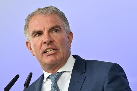 Lufthansa-Chef Carsten Spohr schaut ernst