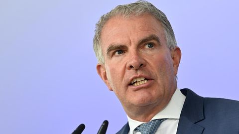 Lufthansa-Chef Carsten Spohr schaut ernst