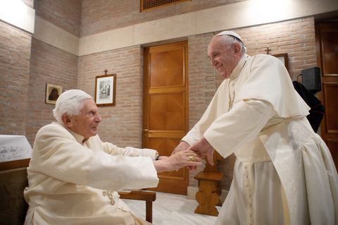 Benedikt XVI und Papst Franziskus begegnen sich 2020