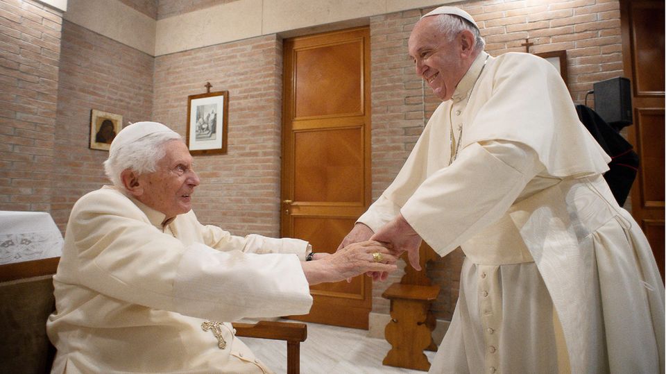 Benedikt XVI und Papst Franziskus begegnen sich 2020