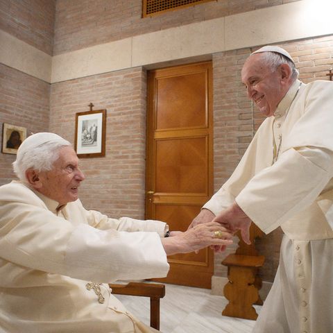 Benedikt XVI und Papst Franziskus begegnen sich 2020
