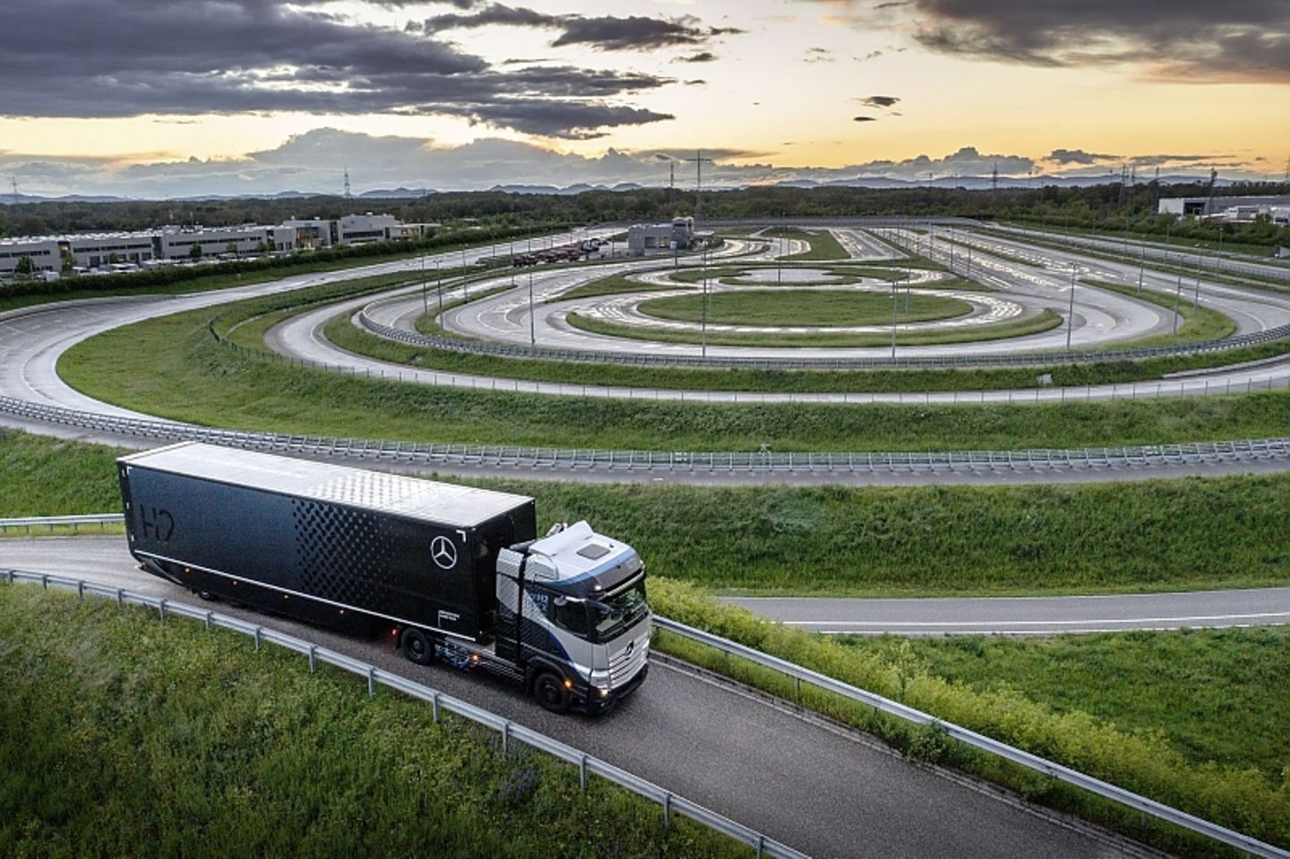 Daimler GenH2 Truck