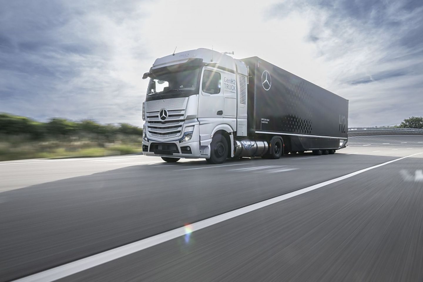 Daimler GenH2 Truck
