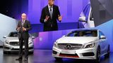 Dr. Dieter Zetsche, damaliger Vorsitzender der Geschäftsführung Mercedes-Benz präsentiert im März 2012 die dritte Generation der A-Klasse auf dem Genfer Autosalon, wo sie ihre Weltpremiere feiert. Die Zeit des klassischen "Sandwich-Prinzips" ist vorbei; das neue Modell ist bis zu 18 Zentimeter niedriger als sein Vorgänger. Es soll "ein ganz neues Kapitel im Kompaktsegment aufschlagen", so Joachim Schmidt, Mitglied der Geschäftsleitung Mercedes-Benz Cars, Vertrieb und Marketing damals. Dazu setzt die neue Generation verstärkt auf einen sportlichen Akzent. Die Markteinführung ist im September 2012.