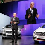Dr. Dieter Zetsche, damaliger Vorsitzender der Geschäftsführung Mercedes-Benz präsentiert im März 2012 die dritte Generation der A-Klasse auf dem Genfer Autosalon, wo sie ihre Weltpremiere feiert. Die Zeit des klassischen "Sandwich-Prinzips" ist vorbei; das neue Modell ist bis zu 18 Zentimeter niedriger als sein Vorgänger. Es soll "ein ganz neues Kapitel im Kompaktsegment aufschlagen", so Joachim Schmidt, Mitglied der Geschäftsleitung Mercedes-Benz Cars, Vertrieb und Marketing damals. Dazu setzt die neue Generation verstärkt auf einen sportlichen Akzent. Die Markteinführung ist im September 2012.