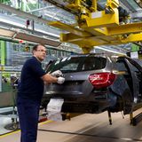 Die Nachfrage nach der dritten Generation ist so hoch, dass Mercedes-Benz neue Stellen in seinem Werk Rastatt schafft und Ende Oktober 2012 auf einen Dreischichtbetrieb hochfährt. Zudem beauftragt der deutsche Autohersteller den finnischen Zulieferer Valmet Automotive mit der Produktion von mehr als 100.000 Fahrzeugen zwischen 2013 und 2016. Die Käufer:innen der neuen Generation werden deutlich jünger als bisher.