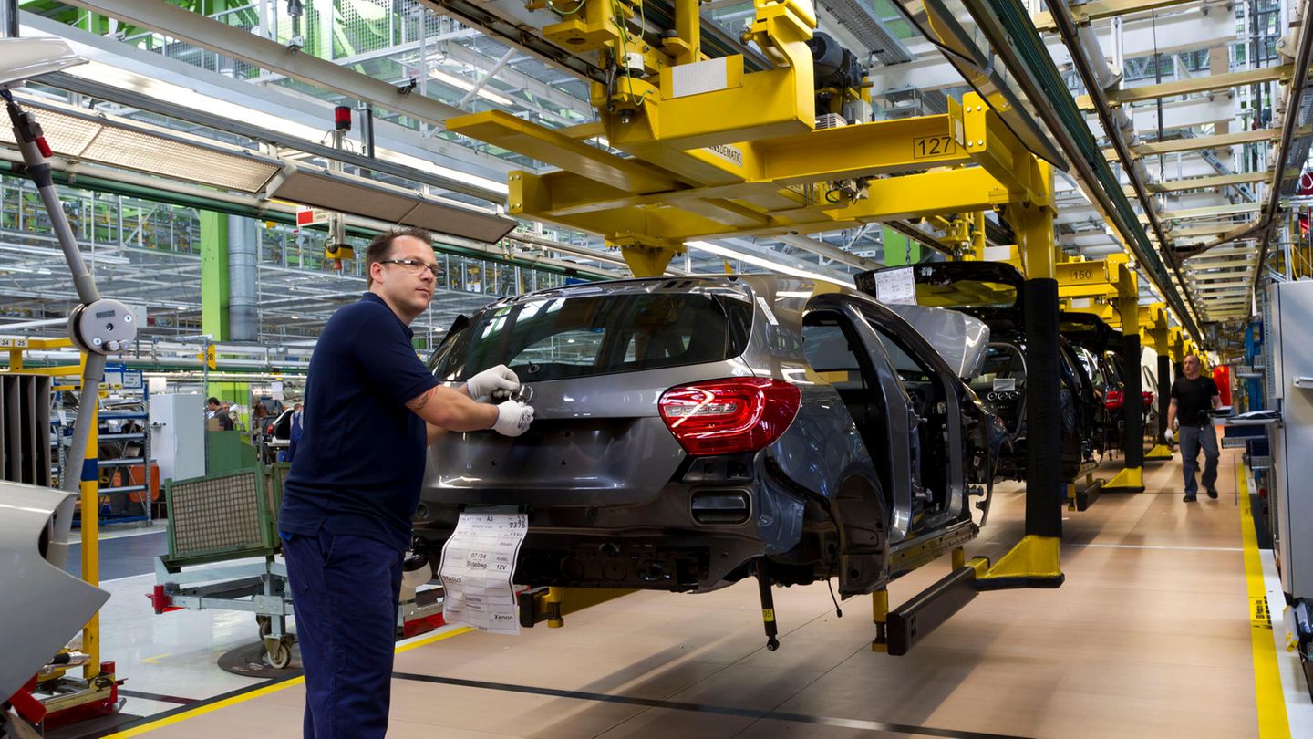 Produktionsende geplant: Die Nachfrage nach der dritten Generation ist so hoch, dass Mercedes-Benz neue Stellen in seinem Werk Rastatt schafft und Ende Oktober 2012 auf einen Dreischichtbetrieb hochfährt. Zudem beauftragt der deutsche Autohersteller den finnischen Zulieferer Valmet Automotive mit der Produktion von mehr als 100.000 Fahrzeugen zwischen 2013 und 2016. Die Käufer:innen der neuen Generation werden deutlich jünger als bisher. Die Nachfrage nach der dritten Generation ist so hoch, dass Mercedes-Benz neue Stellen in seinem Werk Rastatt schafft und Ende Oktober 2012 auf einen Dreischichtbetrieb hochfährt. Zudem beauftragt der deutsche Autohersteller den finnischen Zulieferer Valmet Automotive mit der Produktion von mehr als 100.000 Fahrzeugen zwischen 2013 und 2016. Die Käufer:innen der neuen Generation werden deutlich jünger als bisher.