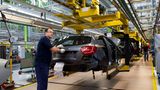 Die Nachfrage nach der dritten Generation ist so hoch, dass Mercedes-Benz neue Stellen in seinem Werk Rastatt schafft und Ende Oktober 2012 auf einen Dreischichtbetrieb hochfährt. Zudem beauftragt der deutsche Autohersteller den finnischen Zulieferer Valmet Automotive mit der Produktion von mehr als 100.000 Fahrzeugen zwischen 2013 und 2016. Die Käufer:innen der neuen Generation werden deutlich jünger als bisher.