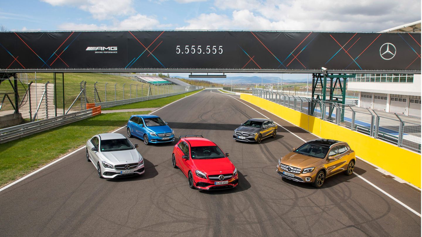 Produktionsende geplant: Die Kompaktwagen-Familie von Mercedes-Benz. Zum 20-jährigen Jubiläum der A-Klasse meldet der Autohersteller im Oktober 2017 über drei Millionen Auslieferungen des Einstiegsmodells. Außerdem kommen die Stuttgarter bis dahin auf über 5,5 Millionen verkaufte Fahrzeuge der A-Klasse, B-Klasse, CLA, CLA Shooting Brake oder GLA. Die Kompaktwagen-Familie von Mercedes-Benz. Zum 20-jährigen Jubiläum der A-Klasse meldet der Autohersteller im Oktober 2017 über drei Millionen Auslieferungen des Einstiegsmodells. Außerdem kommen die Stuttgarter bis dahin auf über 5,5 Millionen verkaufte Fahrzeuge der A-Klasse, B-Klasse, CLA, CLA Shooting Brake oder GLA.