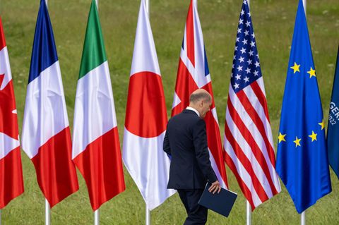 Bundeskanzler Olaf Scholz verlässt eine Pressekonferenz zum Abschluss des G-7-Gipfels auf Schloß Elmau