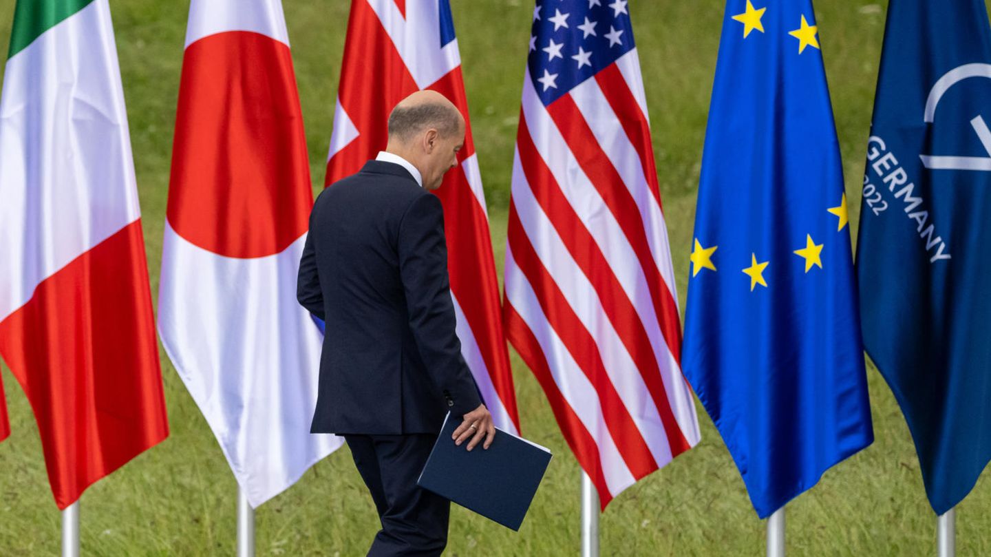 Bundeskanzler Olaf Scholz verlässt eine Pressekonferenz zum Abschluss des G-7-Gipfels auf Schloß Elmau