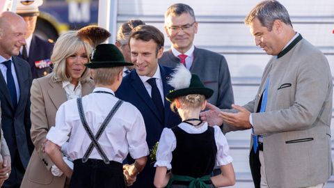 Markus Söder begrüßt Emmanuel Macron und dessen Frau Brigitte bei ihrer Ankunft zum G7-Gipfel auf Schloss Elmau in Bayern