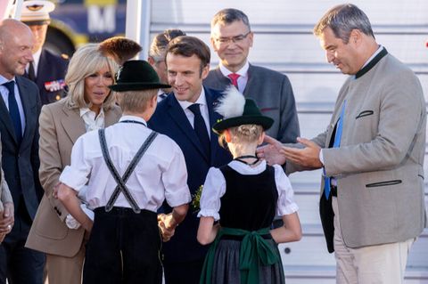 Markus Söder begrüßt Emmanuel Macron und dessen Frau Brigitte bei ihrer Ankunft zum G7-Gipfel auf Schloss Elmau in Bayern