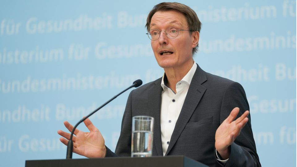 Bundesgesundheitsminister Karl Lauterbach von der SPD will den Zusatzbeitrag zur Gesetzlichen Krankversicherung anheben