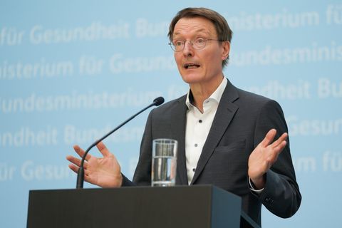 Bundesgesundheitsminister Karl Lauterbach von der SPD will den Zusatzbeitrag zur Gesetzlichen Krankversicherung anheben