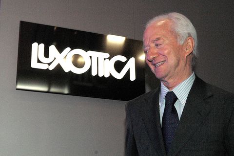 Der italienische Unternehmer Leonardo Del Vecchio im Profil im Jahr 2005, vor einem Schild von Luxottica