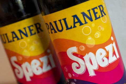 Zwei Flaschen Spezi von Paulaner