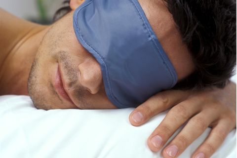 Ein Mann mit Schlafbrille. Im Schlaf findet bei den meisten Menschen eine biologische Gesichtspflege statt