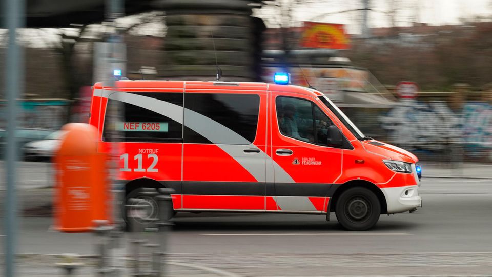 Ein Rettungswagen der Berliner Feuerwehr fährt auf einer Straße