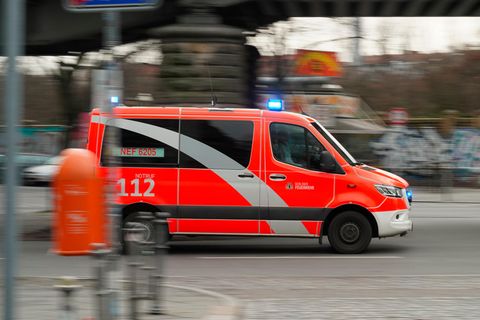 Ein Rettungswagen der Berliner Feuerwehr fährt auf einer Straße