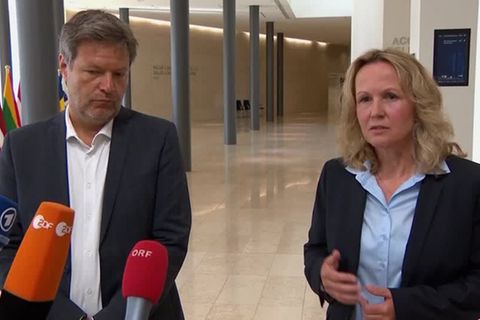 Video: Umweltministerin kündigt Zustimmung zum EU-Aus für Verbrennermotoren an