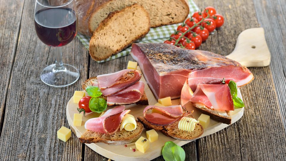 Südtiroler Rotwein mit Käse, Schinken und frischem Brot Südtiroler Rotwein mit Käse, Schinken und frischem Brot