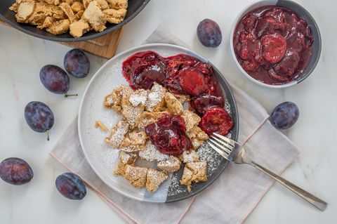 Südtiroler Küche Topfenschmarrn mit Zwetschken