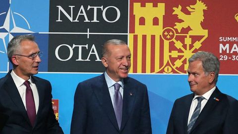 Hat "bekommen, was er wollte": der türkische Präsident Recep Tayyip Erdogan (M.) vor dem Nato-Gipfel in Madrid