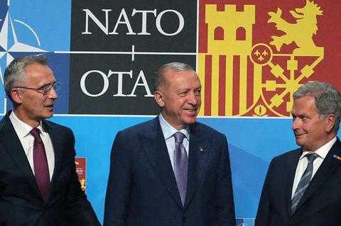 Hat "bekommen, was er wollte": der türkische Präsident Recep Tayyip Erdogan (M.) vor dem Nato-Gipfel in Madrid
