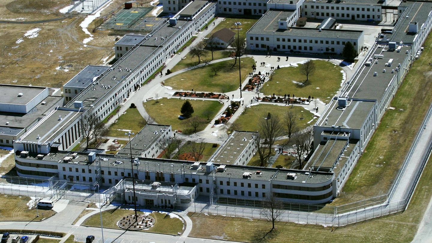 Ghislaine Maxwell - Danbury Federal Correctional Institution