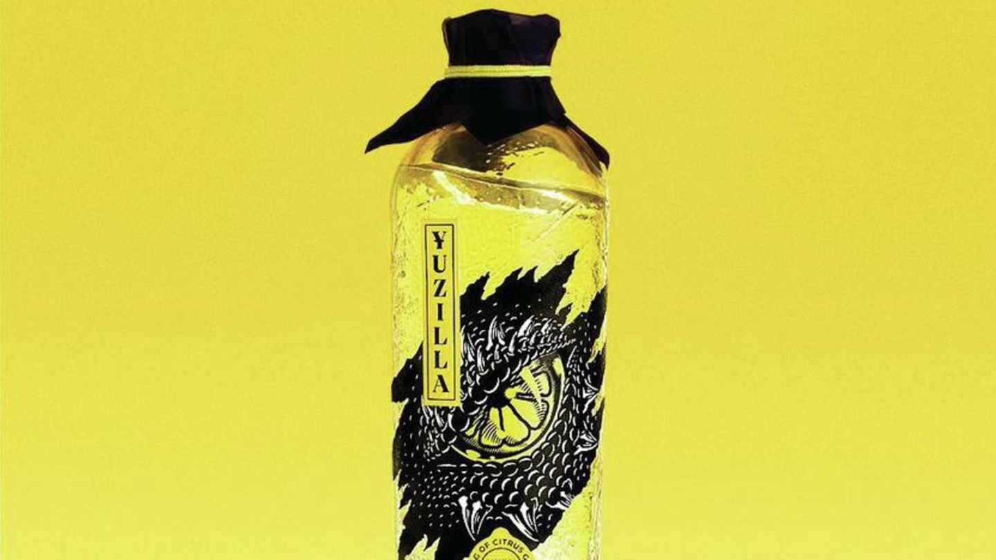 Drinks: Yuzilla Die Hamburger Spirituosenschmiede "Tastillery" ist bekannt für ungewöhnliche Experimente. Mit dem Cinecane brachten sie vor einigen Jahren einen Popcorn-Rum auf den Markt, es folgten Edel-Glühweine und ein Aperitif auf Basis von Wodka und Rosé-Wein. Das neueste Baby ist Yuzilla, ein Zitrus-Gin mit Aromen von Zitrone, Mandarine, Limette, Yuzu und Grapefruit. Vor allem aber zieht die Flasche ihre Blicke auf sich, denn sie sieht aus, als wäre sie von einem japanischen Urzeitwesen zerkratzt worden. Fans von japanischen Monsterfilmen werden diese Flasche lieben. Preis: ca. 35 Euro für 0,7 Liter Yuzilla Die Hamburger Spirituosenschmiede "Tastillery" ist bekannt für ungewöhnliche Experimente. Mit dem Cinecane brachten sie vor einigen Jahren einen Popcorn-Rum auf den Markt, es folgten Edel-Glühweine und ein Aperitif auf Basis von Wodka und Rosé-Wein. Das neueste Baby ist Yuzilla, ein Zitrus-Gin mit Aromen von Zitrone, Mandarine, Limette, Yuzu und Grapefruit. Vor allem aber zieht die Flasche ihre Blicke auf sich, denn sie sieht aus, als wäre sie von einem japanischen Urzeitwesen zerkratzt worden. Fans von japanischen Monsterfilmen werden diese Flasche lieben. Preis: ca. 35 Euro für 0,7 Liter