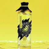 Yuzilla   Die Hamburger Spirituosenschmiede "Tastillery" ist bekannt für ungewöhnliche Experimente. Mit dem Cinecane brachten sie vor einigen Jahren einen Popcorn-Rum auf den Markt, es folgten Edel-Glühweine und ein Aperitif auf Basis von Wodka und Rosé-Wein. Das neueste Baby ist Yuzilla, ein Zitrus-Gin mit Aromen von Zitrone, Mandarine, Limette, Yuzu und Grapefruit. Vor allem aber zieht die Flasche ihre Blicke auf sich, denn sie sieht aus, als wäre sie von einem japanischen Urzeitwesen zerkratzt worden. Fans von japanischen Monsterfilmen werden diese Flasche lieben.       Preis: ca. 35 Euro für 0,7 Liter 