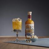 Kakuzo Yuzu Gin Liqueur   Kein klassischer Gin, sondern ein Likör auf Gin-Basis. Sonnengelb leuchtet er im Glas, geschmacklich bietet er Aromen von Yuzu, Kalamansi und Mandarine. Das Ergebnis: Ein balancierter Mix aus Säure, Süße und etwas Bitter. Schmeckt pur auf Eis oder aufgefüllt mit Tonic. Perfekt für kreative Drinks.        Preis: ca. 25 Euro für 0,7 Liter 