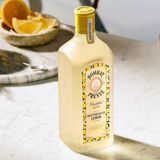 Bombay Citron Pressé   Die Marke Bombay dürfte wohl allen Gin-Fans vertraut sein. Pünktlich zu den heißen Tagen 2022 gibt es eine neue Edition namens Citron Pressé: Diese Sommer-Variante ist inspiriert vom Cocktail namens Tom Collins aus dem 18. Jahrhundert. Dabei wird Gin, Zitronensaft, etwas Zuckersirup gemixt und mit kühlem Sodawasser aufgegossen. Ein idealer Sundowner. Dieses Gefühl bringt Bombay nun fertig in die Flasche: Beim Citron Pressé trifft Wacholder auf mediterrane Zitronen - simpel und erfrischend. Die Spirituose kommt ohne Zuckerzusatz oder Farbstoffe aus. Der Gin schmeckt unkompliziert als Longdrink mit Tonic oder wer es weniger bitter mag auch mit Soda. Man kann damit aber natürlich auch den Tom Collins zubereiten.       So geht der Tom Collins  • 50 ml Bombay Citron Pressé   • 30 ml Zitronensaft   • 20 ml Zuckersirup   • viele Eiswürfel     Alle Zutaten direkt ins Glas geben und verrühren. Anschließend Eis hinzugeben und mit Soda auffüllen. Mit Zitronenspalte garnieren. Genießen.       Preis: ca. 22 Euro für 0,7 Liter 