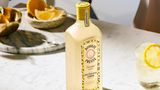 Bombay Citron Pressé   Die Marke Bombay dürfte wohl allen Gin-Fans vertraut sein. Pünktlich zu den heißen Tagen 2022 gibt es eine neue Edition namens Citron Pressé: Diese Sommer-Variante ist inspiriert vom Cocktail namens Tom Collins aus dem 18. Jahrhundert. Dabei wird Gin, Zitronensaft, etwas Zuckersirup gemixt und mit kühlem Sodawasser aufgegossen. Ein idealer Sundowner. Dieses Gefühl bringt Bombay nun fertig in die Flasche: Beim Citron Pressé trifft Wacholder auf mediterrane Zitronen - simpel und erfrischend. Die Spirituose kommt ohne Zuckerzusatz oder Farbstoffe aus. Der Gin schmeckt unkompliziert als Longdrink mit Tonic oder wer es weniger bitter mag auch mit Soda. Man kann damit aber natürlich auch den Tom Collins zubereiten.       So geht der Tom Collins  • 50 ml Bombay Citron Pressé   • 30 ml Zitronensaft   • 20 ml Zuckersirup   • viele Eiswürfel     Alle Zutaten direkt ins Glas geben und verrühren. Anschließend Eis hinzugeben und mit Soda auffüllen. Mit Zitronenspalte garnieren. Genießen.       Preis: ca. 22 Euro für 0,7 Liter 