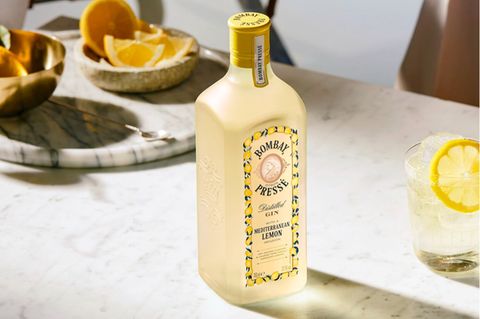 Bombay Citron Pressé   Die Marke Bombay dürfte wohl allen Gin-Fans vertraut sein. Pünktlich zu den heißen Tagen 2022 gibt es eine neue Edition namens Citron Pressé: Diese Sommer-Variante ist inspiriert vom Cocktail namens Tom Collins aus dem 18. Jahrhundert. Dabei wird Gin, Zitronensaft, etwas Zuckersirup gemixt und mit kühlem Sodawasser aufgegossen. Ein idealer Sundowner. Dieses Gefühl bringt Bombay nun fertig in die Flasche: Beim Citron Pressé trifft Wacholder auf mediterrane Zitronen - simpel und erfrischend. Die Spirituose kommt ohne Zuckerzusatz oder Farbstoffe aus. Der Gin schmeckt unkompliziert als Longdrink mit Tonic oder wer es weniger bitter mag auch mit Soda. Man kann damit aber natürlich auch den Tom Collins zubereiten.       So geht der Tom Collins  • 50 ml Bombay Citron Pressé   • 30 ml Zitronensaft   • 20 ml Zuckersirup   • viele Eiswürfel     Alle Zutaten direkt ins Glas geben und verrühren. Anschließend Eis hinzugeben und mit Soda auffüllen. Mit Zitronenspalte garnieren. Genießen.       Preis: ca. 22 Euro für 0,7 Liter 