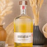 Momotaro Kizaru   Japanische Botanicals treffen auf deutsches Handwerk: Felix Kaltenthaler erschafft in Rheinhessen mit den Momotaru Gins eine spannende Aromenwelt aus dem fernen Asien. In der neuesten Variante verschmelzen Aromen von Yuzu, Nashi-Birnen, Mikan-Mandarinen und Jasmin-Tee. Fast zu schade, um ihn bloß mit Tonic aufzufüllen. Wie wäre es mit einem japanisch inspirierten Martini? Der Name lehnt sich übrigens an die japanische Sage des jungen Momotarō an, der einem kinderlosen Paar aus einem Pfirsich geboren wurde.       Preis: ca. 35 Euro für 0,7 Liter 