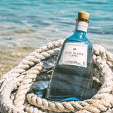 Gin Mare Capri   Gin Mare ist mit seiner Verschmelzung aus kräftigem Wacholder, mediterranen Kräutern und Oliven in der Gin-Welt eine Institution. Zum 10. Geburtstag gönnte man sich selbst ein ganz besonderes Geschenk: Man veredelte den Gin mit zwei der besten Zutaten der kleinen Insel am Golf von Neapel – Zitronen und Bergamotten. Die würzigen und frischen Noten machen ihn zum spannenden Sparringpartner für trockene Tonics. Es handelt sich um eine Limited Edition, daher der vergleichsweise hohe Preis von 50 Euro pro Flasche.       Preis: ca. 50 Euro für 0,7 Liter 
