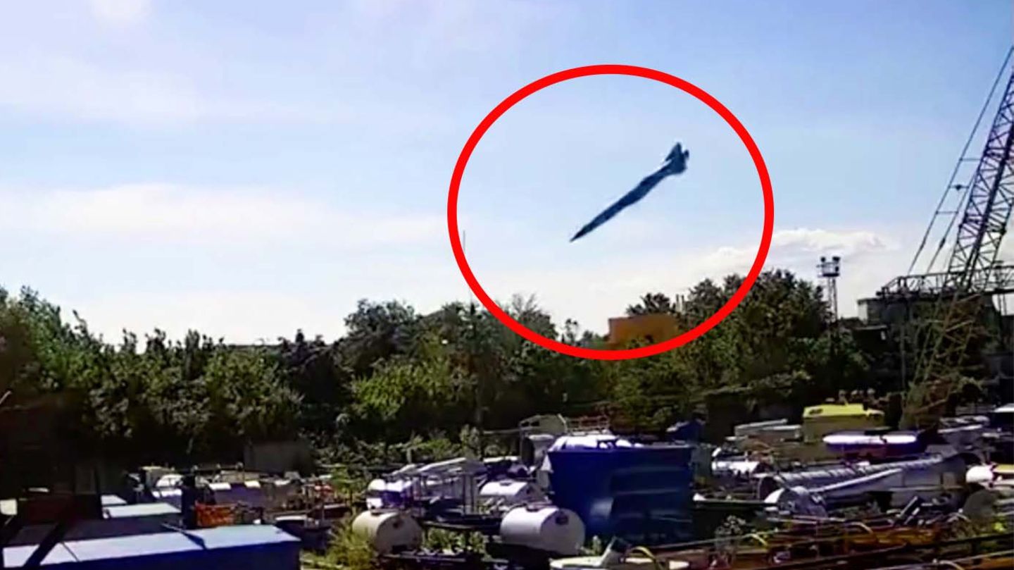 Ukraine: Video is said to show a cruise missile hitting a shopping center