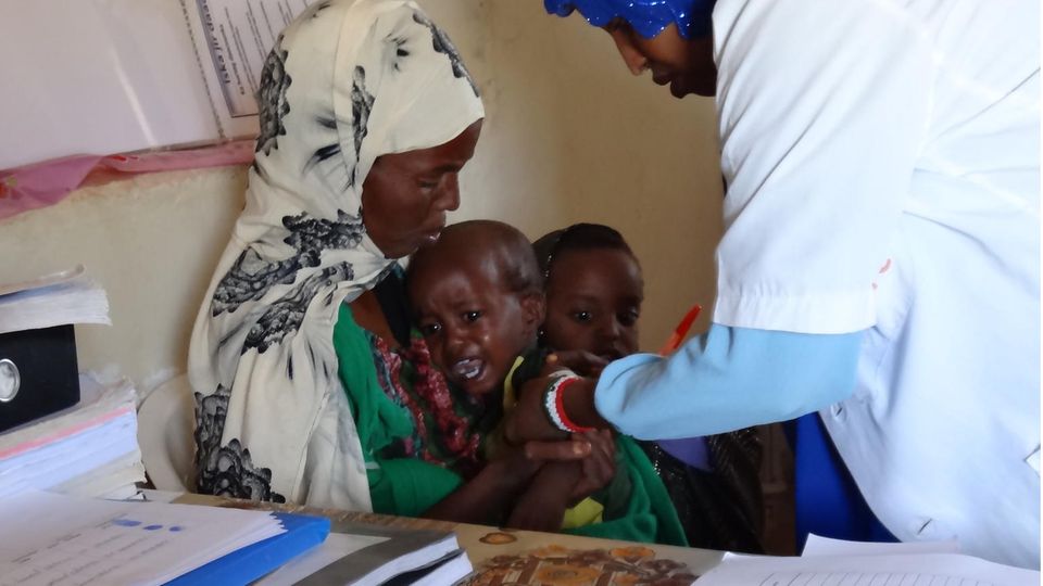 Hodon Bile mit ihrem Sohn Kalif im Gesundheitszentrum von Ainabo in der autonomen Provinz Somaliland