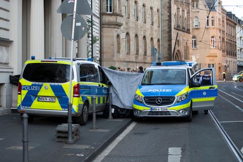 Die Polizei hat den Bereich vor dem Bonner Landgericht nach dem Fund eines abgetrennten Kopfes abgesperrt