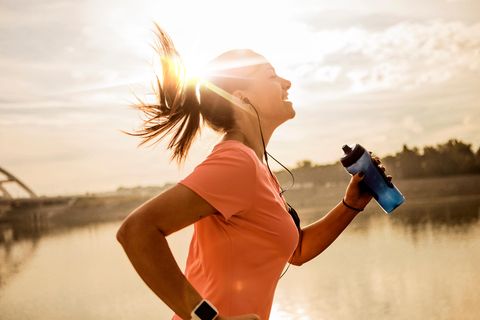 Eine Joggerin beansprucht beim Laufen besonders ihre Sehnen und Bänder